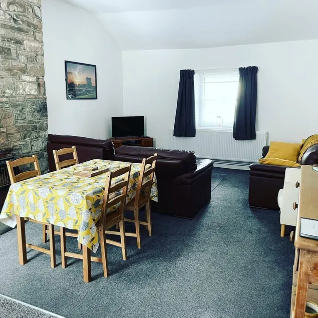 Family & dog friendly seaside flat Llansteffan Carmarthen West Wales sleeps 5 - Image 1