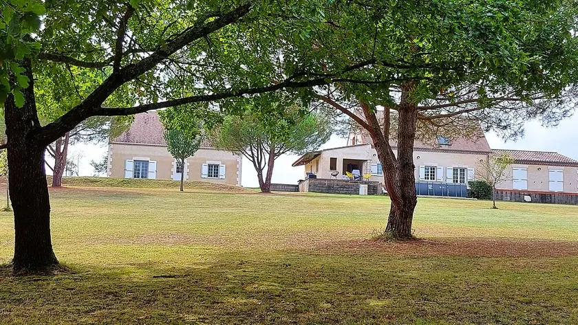 Maison de Charme Climatisée, Magnifique Parc Calme - Image 1