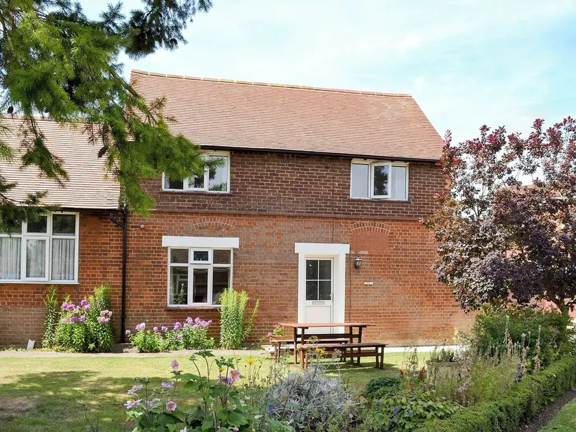 3 bedroom accommodation in Broom, near Biggleswade - Image 1