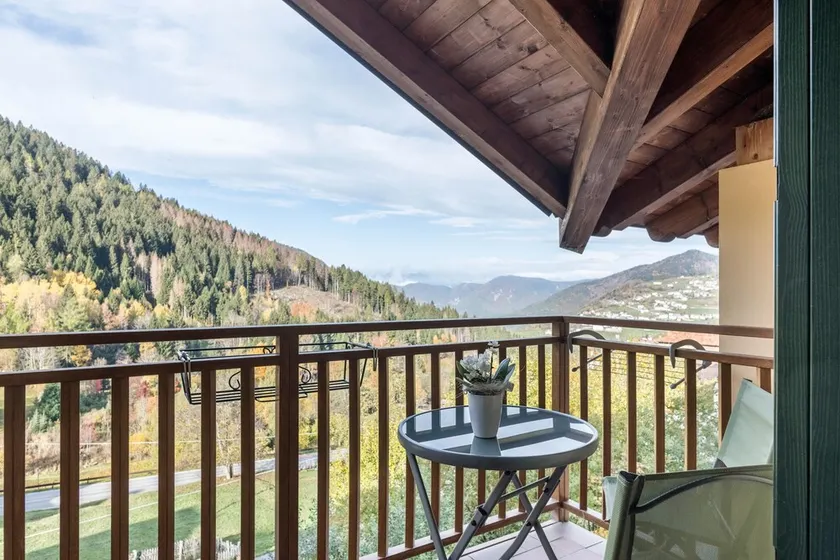Apartamento 'Dimora La Quiete' com vista para a montanha, terraço privado e varanda - Image 1