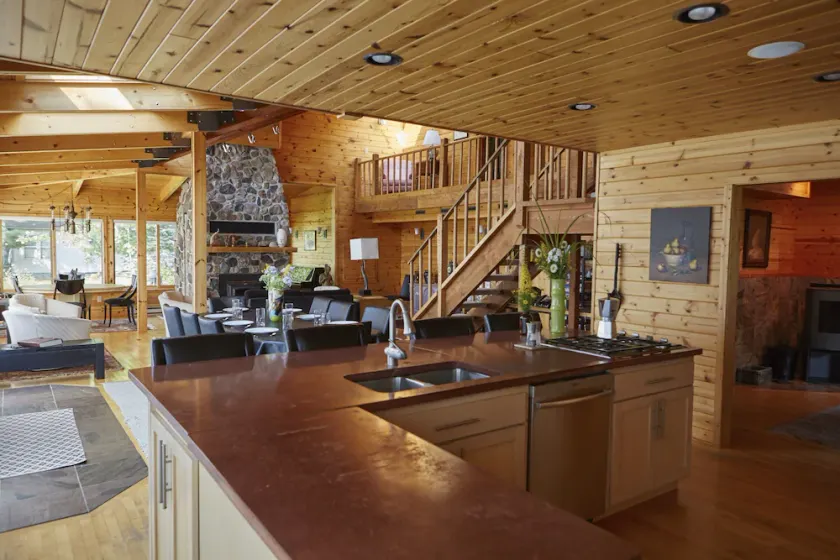 Gorgeous Lake Retreat - Image 1