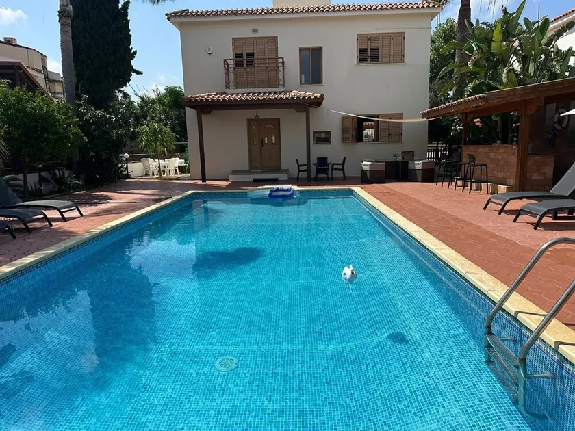 Comfy, Spacious 3 Bedroom Villa with Large Private Pool can Sleep 8 - Image 1