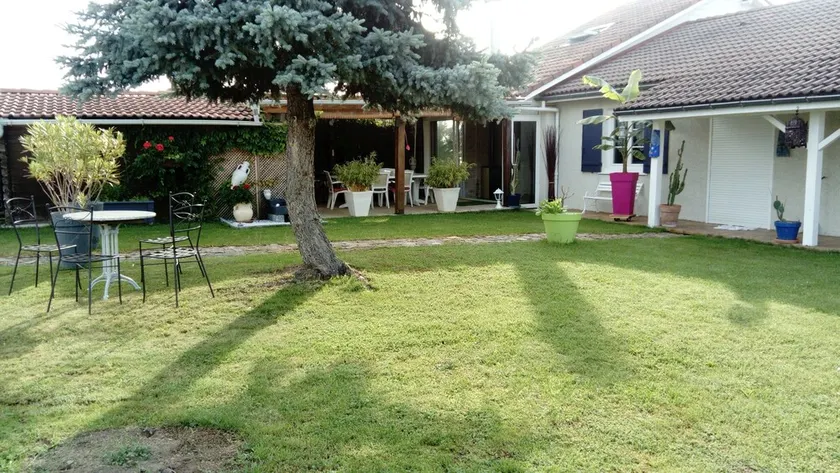 Pragt værelse med terrasse og have - Image 1