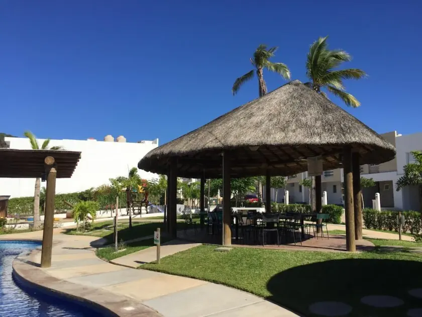 New, Stunning, Beautiful Decorated, Spacious House - 5min walk to the beach - Image 1