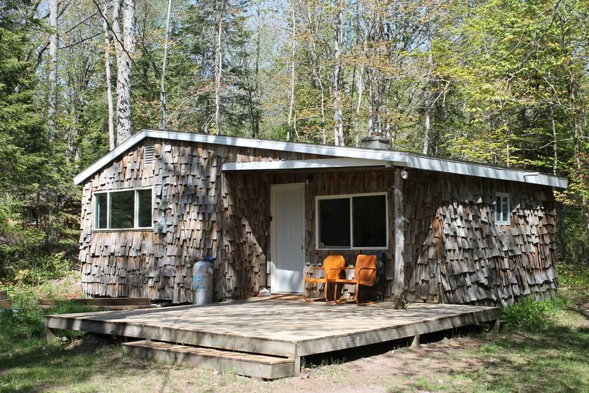 The Bungalow. Cedar shake cabin near Mount Bohemia, boat launch, beach. Private - Image 1