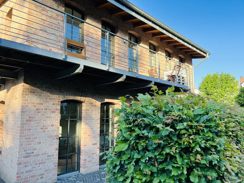 Charming rear building near the old town - Image 1