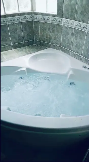 Cozy Jacuzzi 2bd - 5 minutes from the beach! - Image 1