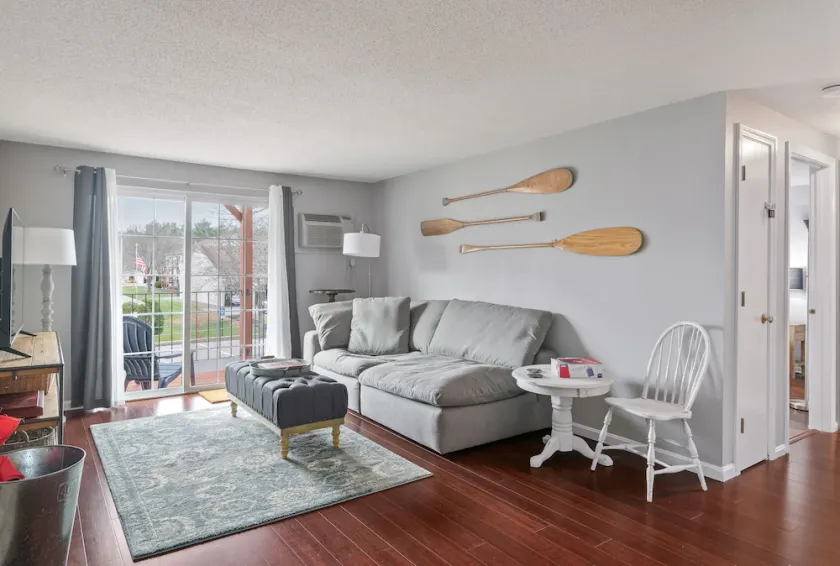 2BR Apt.  Sunny & Open with Balcony, car port, pool, bikes - Image 1