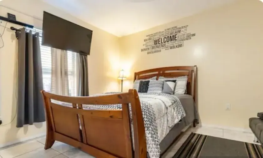 Cozy Private Entry 1/1 Apt w/ Full Size Kitchen - Image 1