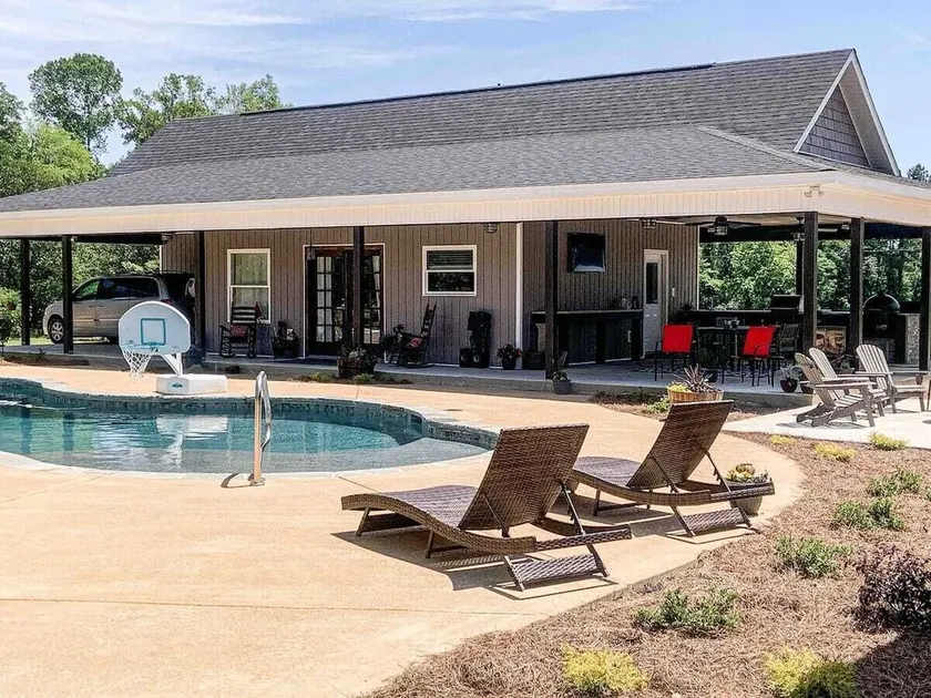 Country Pool House Cottage - Image 1
