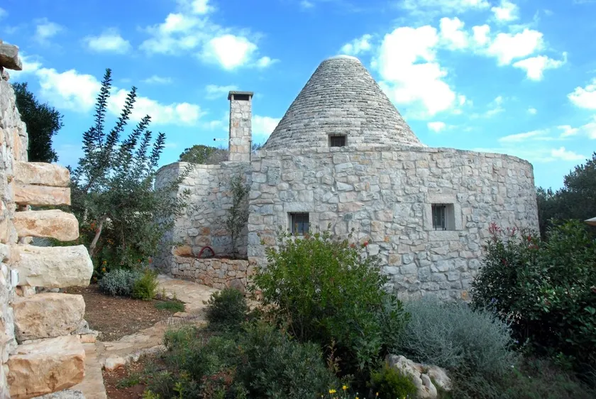 Trullo och Lamia i Valle d'Itria i naturen - Image 1
