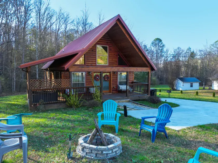 Luxurious Log Cabin Retreat Hot Tub Fireplace, Fire pit, Foosball, BBQ, 4 TVs - Image 1