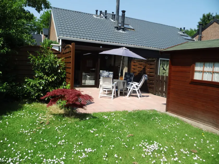 Maison d'angle calme avec verdure, proche de la plage, WiFi gratuit, - Image 1