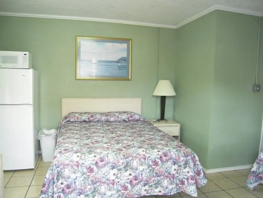 Bayfront Cottage Room 11 - Image 1