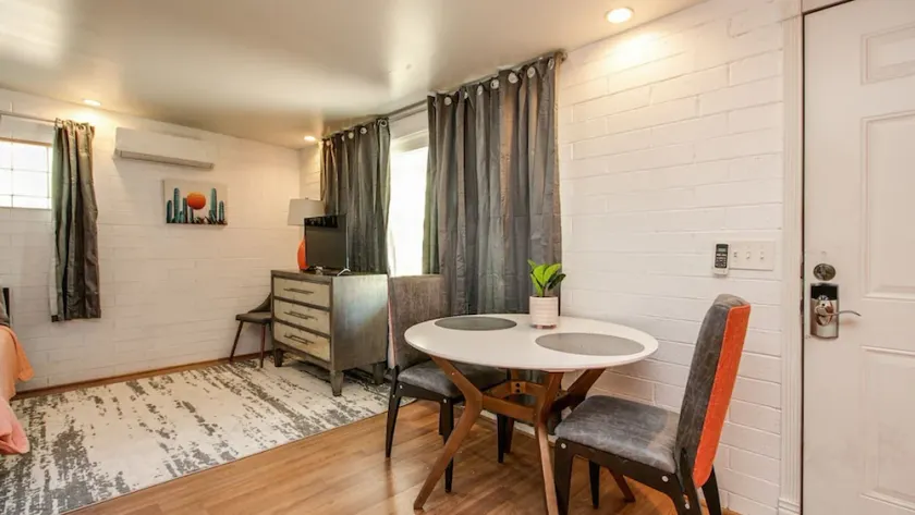 Stylish MId Town Phoenix 1 Bdrm - Image 1