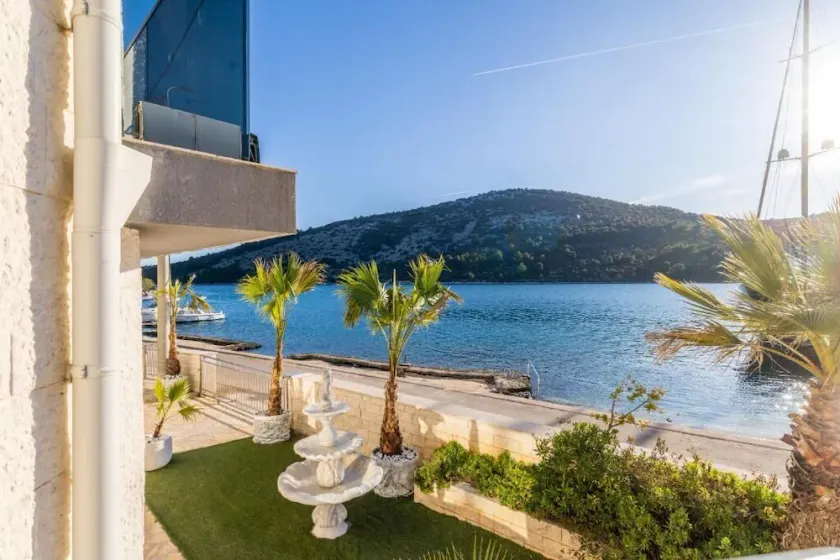 Beachfront Luxury Villa - Image 1