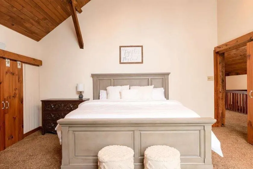 2 bedroom, 1.5 baths, full kitchen, comfortable living space with free parking - Image 1