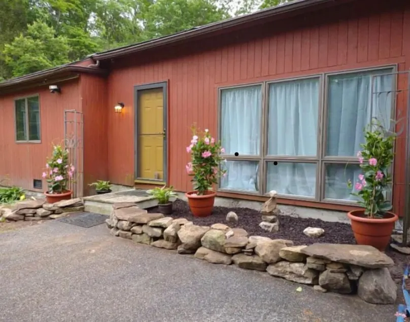 BnB “GetAway” 600sf studio Wooded, Trails, UConn, quiet, Clean 5⭐️ Coventry 3 pp - Image 1