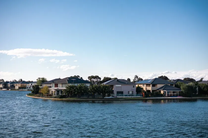 Lakefront villa with a spacious panoramic balcony in Sanctuary Lakes - Image 1