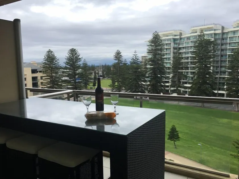 Glenelg Luxus Apartment - Image 1