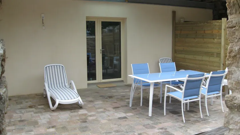 Apartamento de 60m2, varanda, piso térreo jardim de uma quinta renovada, internet - Image 1