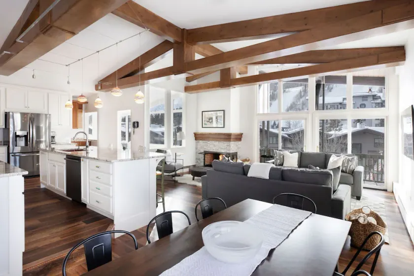 Newly Renovated 4 Bedroom/ 3 Bathroom Luxury Penthouse in Vail Village  - Image 1