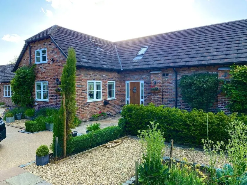 Luxury Accom  with Pool Henbury Macclesfield - Image 1