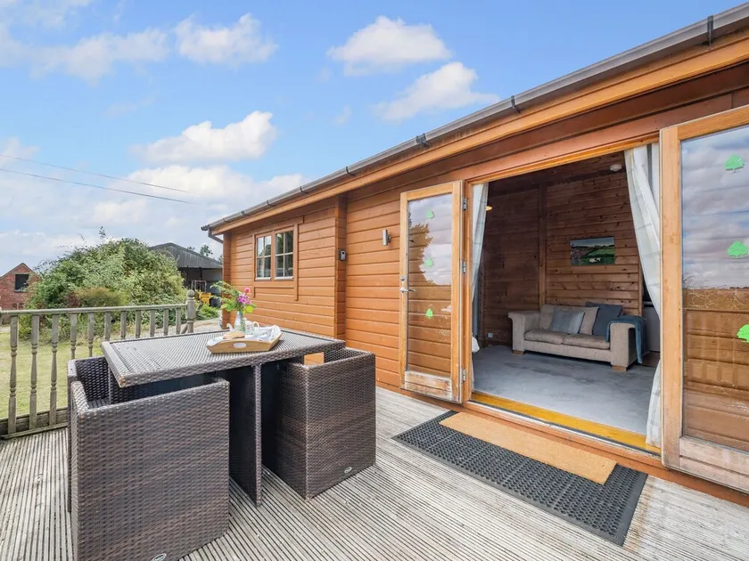 2 bedroom accommodation in Netherseal - Image 1