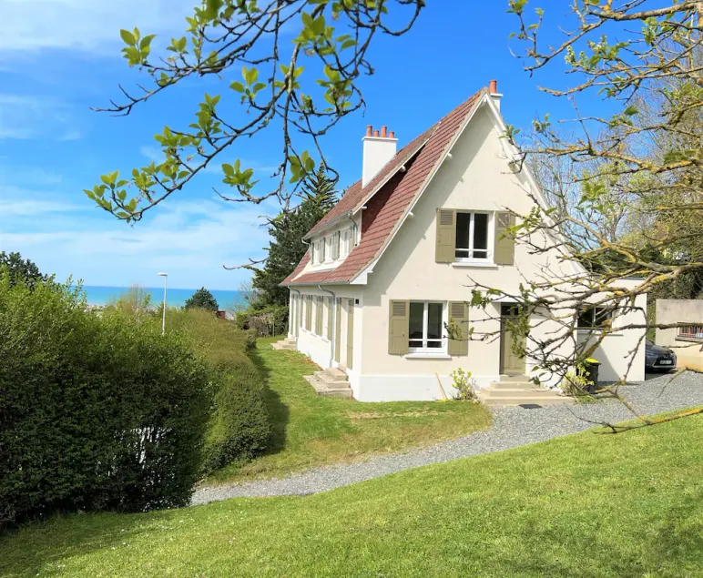Large house with sea view, 200 m², garden & woods, beach 8 minutes away on foot  - Image 1