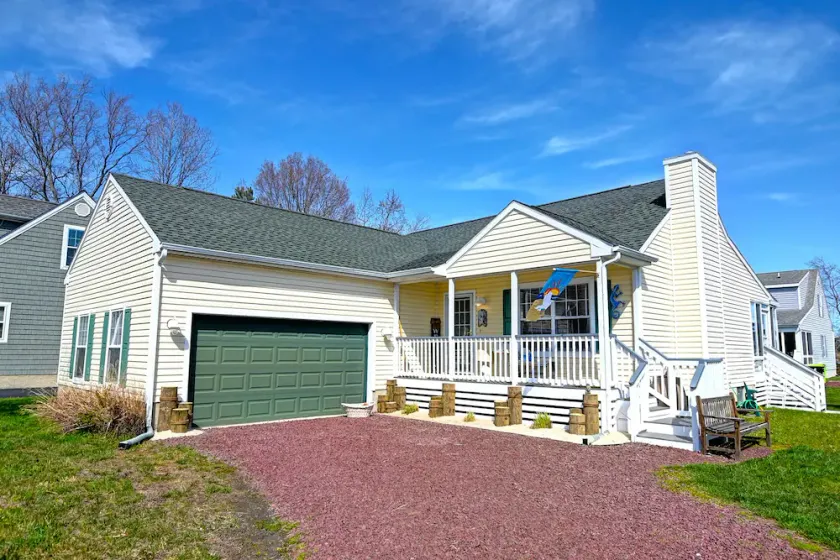 Pet Friendly 3 bed/2 bath home in the Clearwater Community! Pool, Tennis, Beach Town, WIFI, Pets Allowed! - Image 1