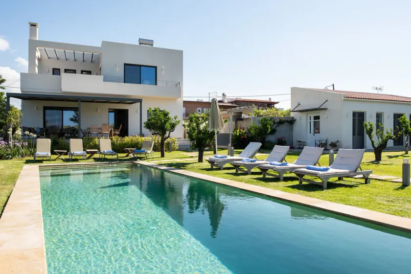 MOUSIKI, elegant villa with pool, terrace, and garden. 450 m from the beach - Image 1