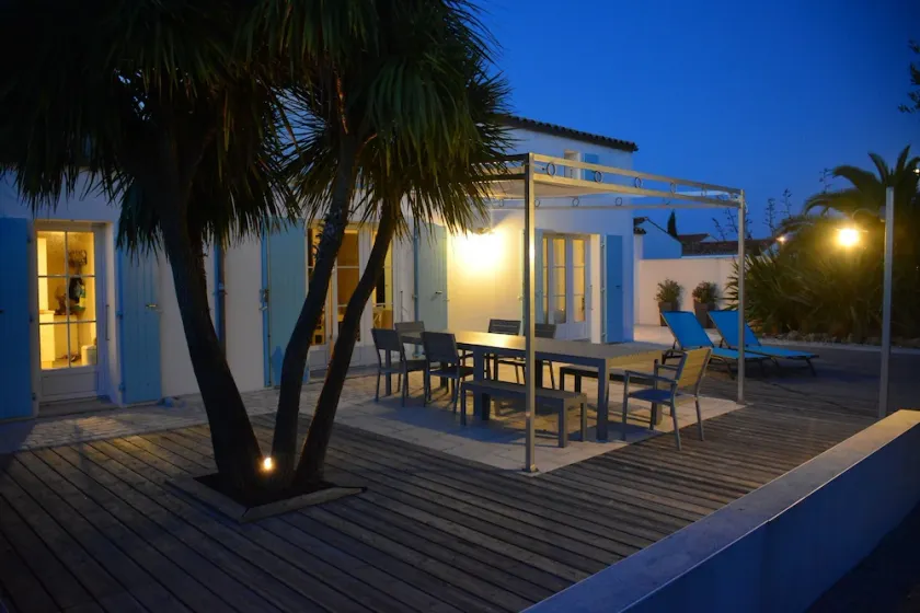 Villa de standing avec piscine dans un environnement calme et sauvage - Image 1