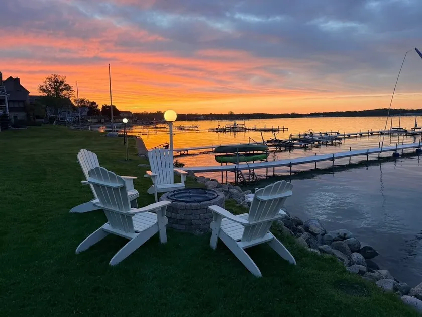 BEAUTIFUL LAKEFRONT COTTAGE!! ☀️🧡 KAYAKS! CLEAR SANDY BOTTOM - Image 1