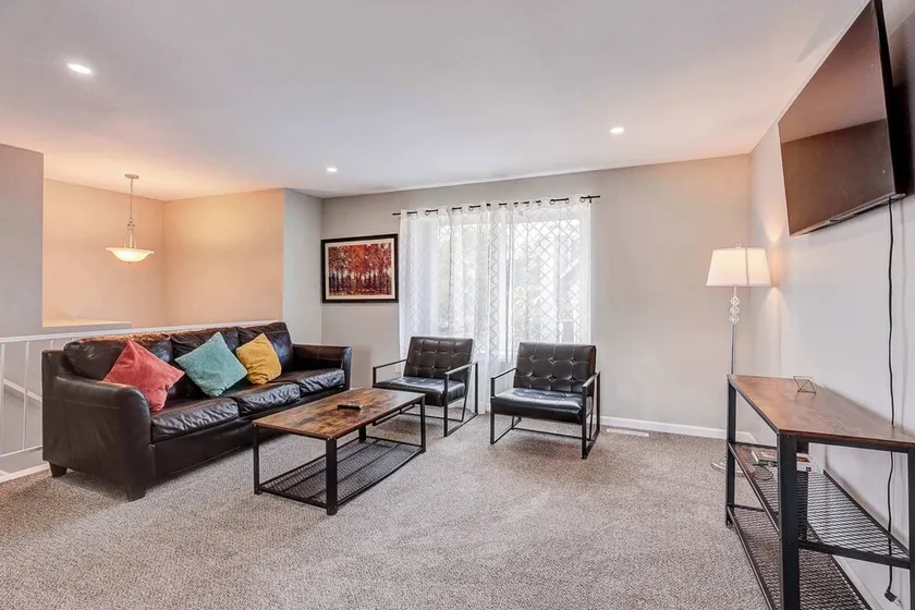 Cozy Family Home with Large Yard near Quincy reservoir - Image 1