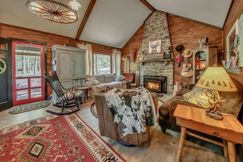 4 chambres, 2 salles de bain chalet rustique en plein coeur de Split Rock. - Image 1