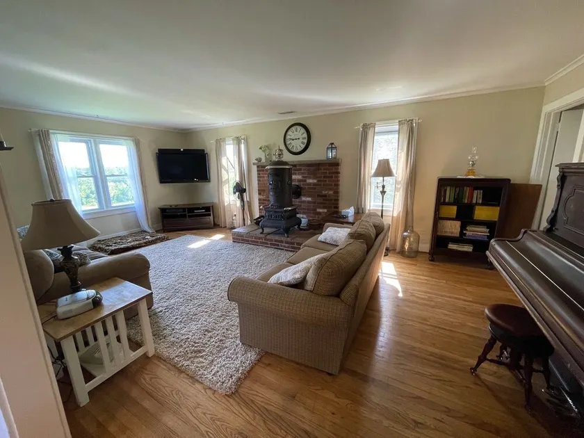 1920's Farmhouse with antique charm and quiet comfort.  Wineries, skiing, more! - Image 1