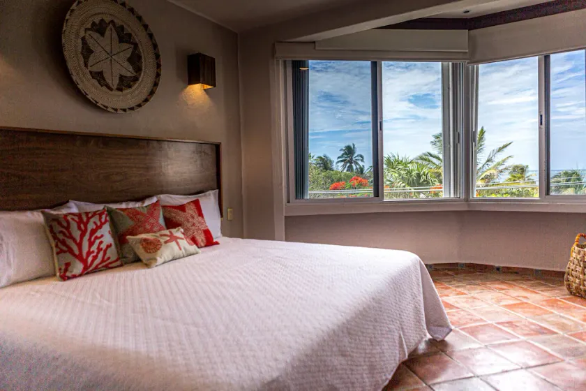 Awesome 2 BDR apartment, safe, clean, WiFi, and only  steps from the beach. - Image 1