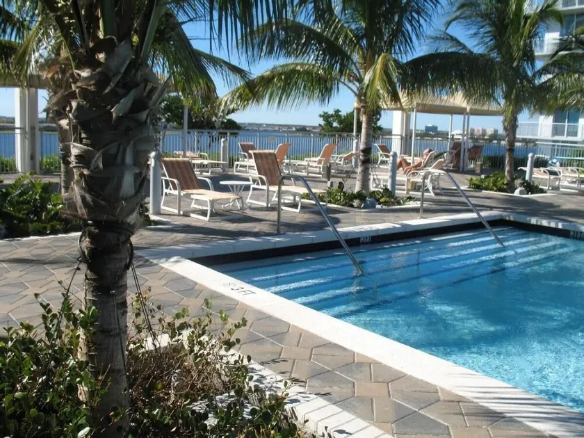 Luxury Condo Located Near Restaurants, Theaters & Beaches. - Image 1