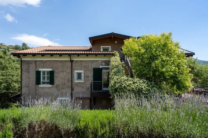 Rosmarino Apartment with Mountain View. Shared Garden, Pool, and Wi-Fi - Image 1