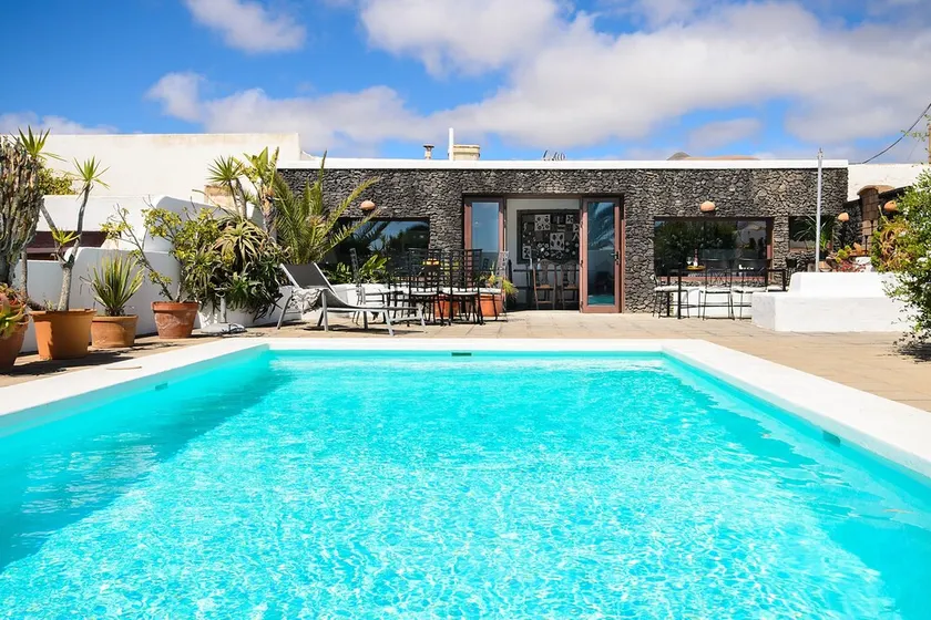 Maison rustique à courte distance de la plage, avec piscine, terrasses et jardin - Image 1
