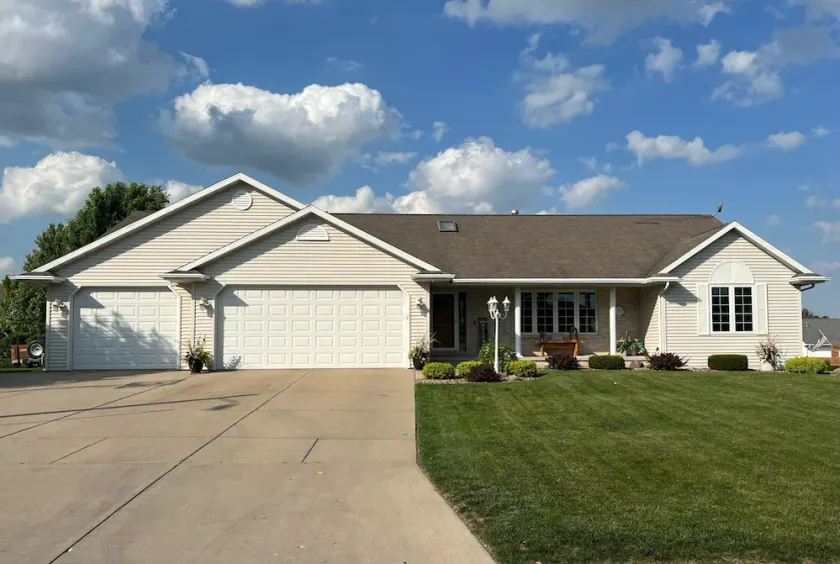 4BR home... 10 minutes from Lambeau Field!! - Image 1