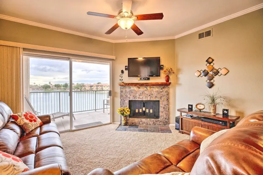 Relaxing Phoenix Retreat Pool Access and Balcony - Image 1