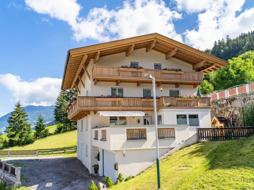 Spacious apartment with 2 balconies and views - Image 1