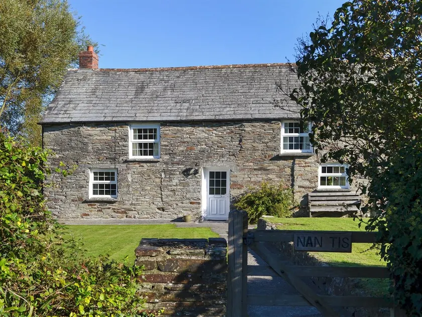 A 400 year old cottage with original features. - Image 1