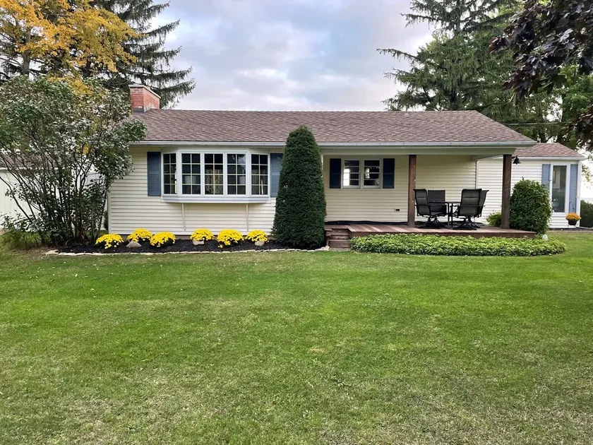 Lakefront 3BR/2BA Cottage on 2.6-acre Private Lot w/Direct Lake Access - Image 1