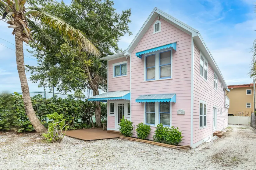 The Pink House Unit B: A Cozy Retreat Steps from the Beach - Image 1