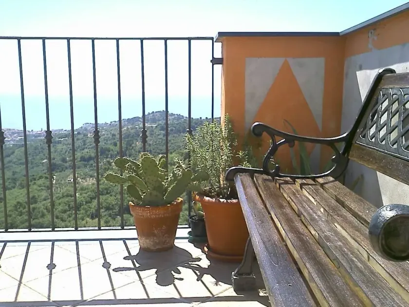 Casa in antico borgo medievale con terrazza e splendido panorama sul mare - Image 1