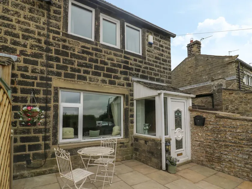 PICKLES HILL COTTAGE, pet friendly, with hot tub in Oakworth - Image 1