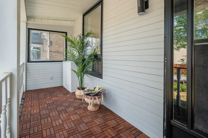 Trendy 2B, Minutes from DowntownToronto,by the Lake. Ideal for Long Term Stays! - Image 1