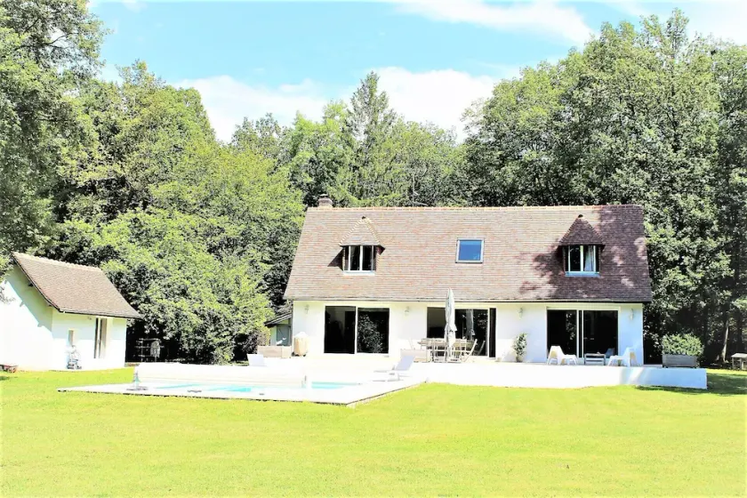 MAGNIFIQUE MAISON 240M², VRAI SPA, PISCINE CHAUFEE DANS PARC 5500M² - Image 1